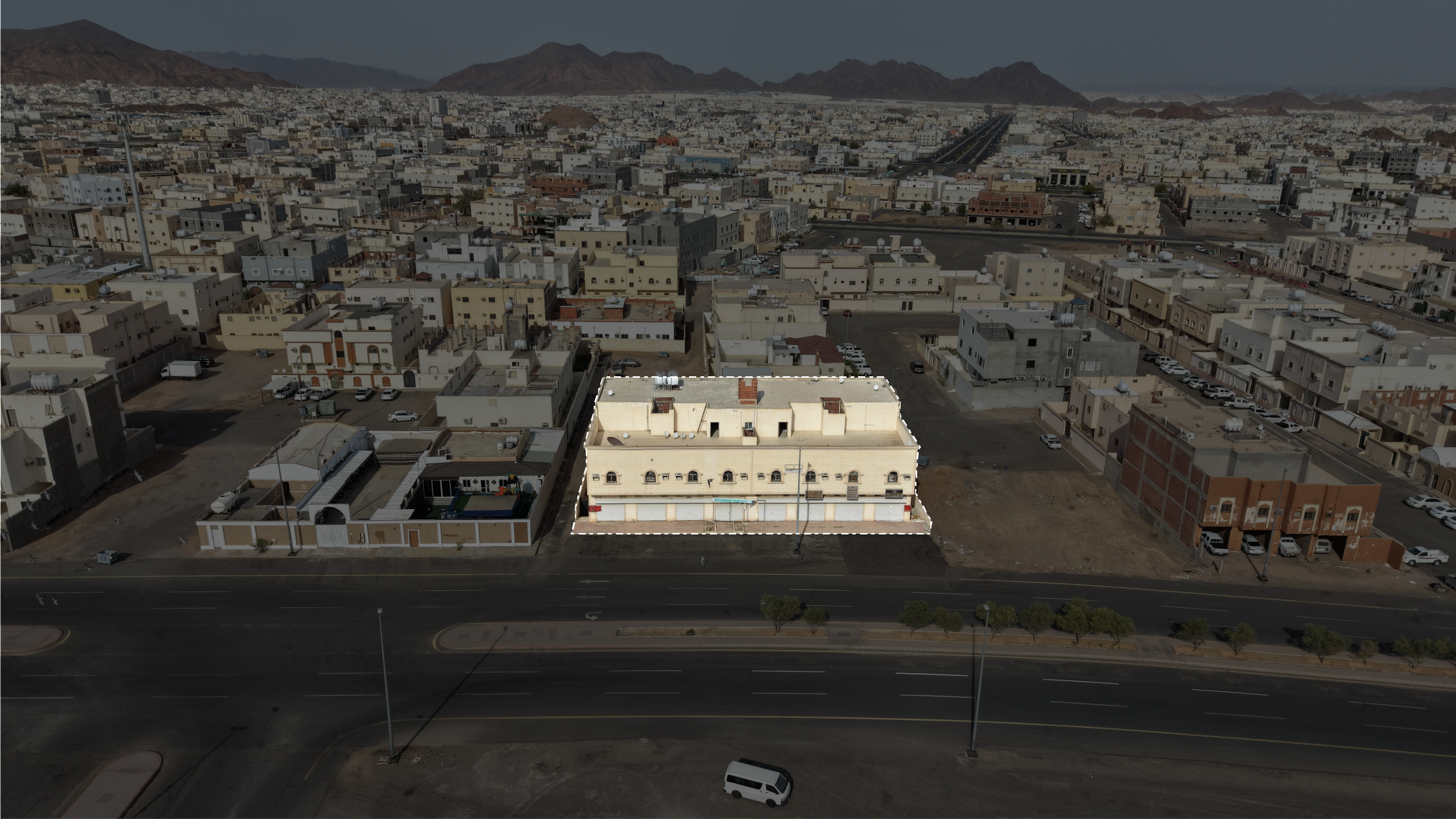 عمارة تجارية سكنية بحي العزيزية